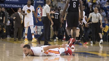 January 28, 2017; Oakland, CA, USA; Golden State Warriors guard Stephen Curry (30) celebrates after making a half court shot against the Los Angeles Clippers during the second quarter at Oracle Arena. Mandatory Credit: Kyle Terada-USA TODAY Sports