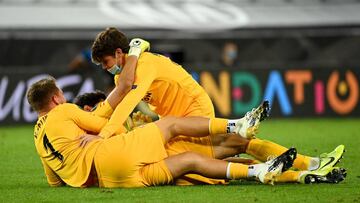 Bono, Vaclik y Javi Díaz celebran el título de Europa League.