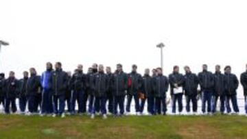 PREPARADOS. Los alumnos del curso de entrenadores presencian un entrenamiento de la Selección Sub-19 como parte de su proceso de formación como técnicos.