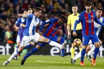 GRA441. BARCELONA, 19/02/2017.- El centrocampista del FC Barcelona Rafinha (d) lucha con el centrocampista del CD Leganés Alberto Martín (i) durante el partido de la vigésima tercera jornada de liga en Primera División que se disputa esta noche en el esta