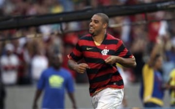 Debutó en 2000 con Flamengo, equipo la que regresaría en 2009.