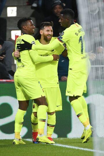 0-1. Leo Messi celebró el primer gol.