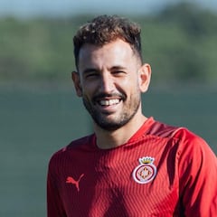 Christian Stuani invita a Rubén Castro a un brindis al gol