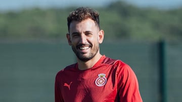 Christian Stuani invita a Rubén Castro a un brindis al gol