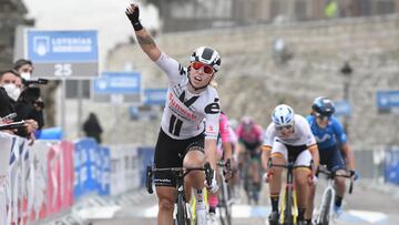 La ciclista neerlandesa Lorena Wiebes celebra su victoria en la primera etapa de la Ceratizit Challenge by La Vuelta con final en Escalona.