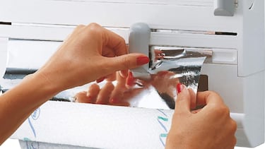 Este dispensador de papel para la cocina permite almacenar y cortar fácilmente hasta tres rollos