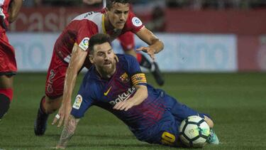Messi, cayéndose ante el Girona.
