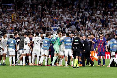 Tangana final entre los jugadores de ambos equipos. 