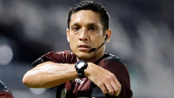 Venezuelan referee Jesus Valenzuela is seen during half-time of the Copa Sudamericana semifinal football match between Chile&#039;s Coquimbo Unido and Argentina&#039;s Defensa y Justicia at the Tigo Manuel Ferreira Stadium, also known as Para Uno, in Asuncion, on January 12, 2021. (Photo by Nathalia Aguilar / POOL / AFP)