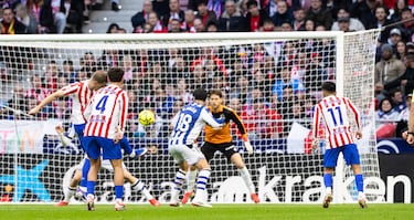 Saque de banda de Giuliano, prolonga Giménez de cabeza y Sorloth finaliza de primeras antes de que bote en el césped el balón