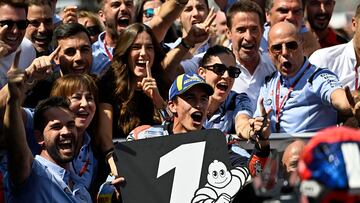 Merlini, a la derecha, celebrando con Márquez y el equipo Gresini el triunfo en Aragón.