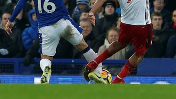 James McCarthy, del Everton, se rompe la pierna durante un encuentro con Salom&oacute;n Rondon.