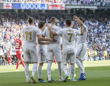 Real Madrid 1-0 Granada | Justo despu¨¦s de una jugada de ataque del Granada, el Madrid sali¨® r¨¢pido y Bale la puso desde la derecha, con el exterior de la bota, para que Benzema rematase a gol desde dentro del ¨¢rea.