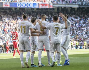 Real Madrid 1-0 Granada | Justo después de una jugada de ataque del Granada, el Madrid salió rápido y Bale la puso desde la derecha, con el exterior de la bota, para que Benzema rematase a gol desde dentro del área. 