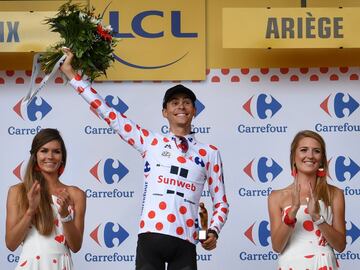 Warren Barguil en el podio celebrando la victoria de hoy.