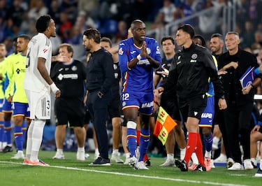 Incrédulo y molesto, Nyom reclama al árbitro mientras abandona el terreno de juego.