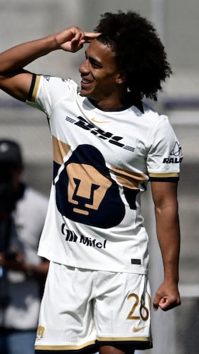 Pumas' Panamanian midfielder #28 Adalberto Carrasquilla celebrates after scoring a goal during the Liga MX Clausura tournament football match between Pumas and Queretaro at Olimpico Universitario Stadium in Mexico City on January 11, 2026. (Photo by Alfredo ESTRELLA / AFP)