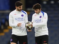 Paris Saint-Germain's Brazilian defender #04 Lucas Beraldo (L) and Paris Saint-Germain's Portuguese midfielder #87 Joao Neves (R) take part in a team training session at Stamford Bridge, west London on March 16, 2026, on the eve of their UEFA Champions League, Last 16 second leg football match against Chelsea. (Photo by Toby Shepheard / AFP)