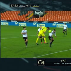 El polémico penalti por mano de Gayá en el Valencia-Villarreal