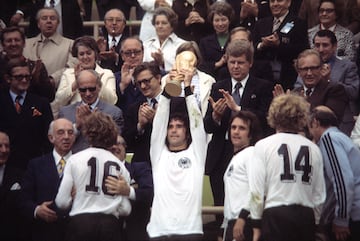 El Torpedo Müller era un goleador voraz. Doblete en la Copa de Europa de 1974 y gol decisivo en la final ante Países Bajos. Acabó esa temporada como el máximo goleador de la Copa de Europa. Junto a Beckenbauer, el rostro más reconocido de esa generación dorada de 1974.