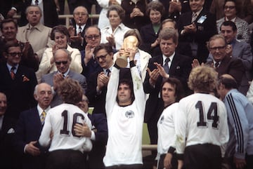 El Torpedo M¨¹ller era un goleador voraz. Doblete en la Copa de Europa de 1974 y gol decisivo en la final ante Pa¨ªses Bajos. Acab¨® esa temporada como el m¨¢ximo goleador de la Copa de Europa. Junto a Beckenbauer, el rostro m¨¢s reconocido de esa generaci¨®n dorada de 1974.