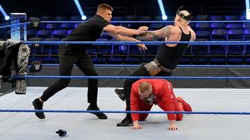 Rob Gronkowski empuja a Baron &#039;King&#039; Corbin, con la ayuda de Mojo Rawley, durante SmackDown.