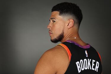 Los Suns son uno de los mejores equipos de la NBA en las últimas temporadas. Finalistas en 2021, la temporada pasada arrasaron (64-18) pero se dieron un costalazo histórico en el séptimo partido de semifinales del Oeste, contra los Mavs de Doncic: 90-123 en su pista. A eso hay que sumar el escándalo de Robert Sarver, el propietario que ha puesto en venta la franquicia por los casos de abusos en la organización. Que un titular como Jae Crowder no está con el equipo y se le busca salida, que un joven fundamental como Cam Johnson no tiene extensión de contrato y que DeAndre Ayton no parecía nada feliz tras regresar al equipo que esperó a que otro (Indiana Pacers) le firmara un nuevo contrato para igualarlo y quedarse con él. El propio Ayton dijo que hay “un nubarrón” sobre los Suns y el veterano periodista Marc J. Spears definió así la jornada: “El media day más triste que he vivido”.