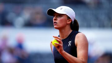 Tennis - Italian Open - Foro Italico, Rome, Italy - May 14, 2023 Poland's Iga Swiatek during her round of 32 match against Ukraine's Lesia Tsurenko REUTERS/Aleksandra Szmigiel