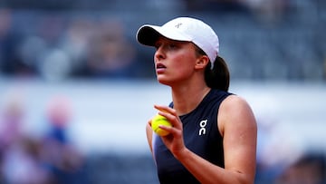 Tennis - Italian Open - Foro Italico, Rome, Italy - May 14, 2023 Poland's Iga Swiatek during her round of 32 match against Ukraine's Lesia Tsurenko REUTERS/Aleksandra Szmigiel