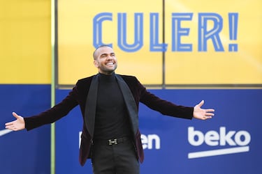 En la temporada 21/22, Dani Alves volvió al Barça en el mercado invernal, asumiendo un papel de líder en la defensa, dando un gran rendimiento. En junio de 2022 dejó el club y fichó por los Pumas UNAM, aunque su etapa en México se vio abruptamente interrumpida en enero de 2023 tras una grave condena judicial por una agresión sexual. 
