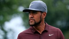 Tony Finau compite durante la tercera jornada del BMW Championship en el Aronimink Golf Club de Newtown Square, Pennsylvania.