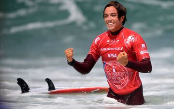 El mexicano Jhony Corzo se proclamó campeón del mundo de surf tras la final que le enfrentó al francés Joan Duru en Biarritz, en la costa suroeste francesa. En la final del Mundial-2017, Corzo se impuso con una puntuación de 14,50 por los 13,90 puntos del francés.
"Es un sueño que se convierte en realidad. Estoy muy orgulloso por esta medalla de oro para México", declaró el nativo de Puerto Escondido, que sucede en el palmarés al argentino Leandro Usuna, coronado en 2016.
(Información de AFP)