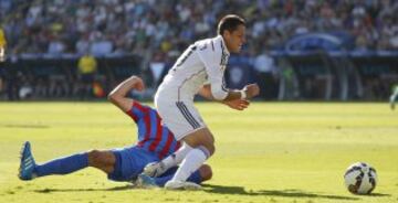 Juanfran le hace penalti a Chicharito. 