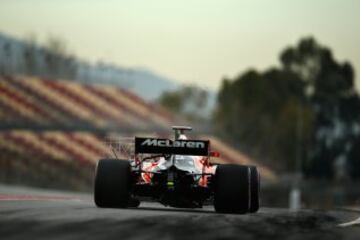 Fernando Alonso en su McLaren MCL32 en el tercer día de pretemporada en Montmeló.