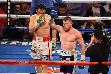 Action photo during the boxing match -Canelo- Saul Alvarez (MEX) vs Julio Cesar Chavez (MEX) at the Pabellon T-Mobile Arena Las Vegas Nevada.

Foto de accion durante la Pelea de Box Saul -Canelo- Alvarez (MEX) vs Julio Cesar Chavez (MEX) en el Pabellon T-Mobile Arena Las Vegas Nevada, en la foto:  Julio Cesar Chavez (MEX) y Saul -Canelo- Alvarez (MEX)


06/05/2017/MEXSPORT/Osvaldo Aguilar.