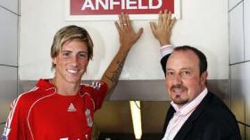 Torres y Rafa Benítez posan junto al emblema del estadio del Liverpool.