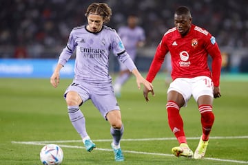 Luka Modric controla el balón ante la atenta mirada del defensor del conjunto egipcio, Aliou Dieng.