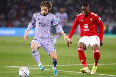 Luka Modric controla el balón ante la atenta mirada del defensor del conjunto egipcio, Aliou Dieng.