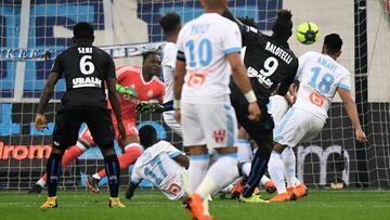 Nice's Italian forward Mario Balotelli (2ndR) scores the first goal during the French L1 football match between Olympique de Marseille (OM) and Nice at the Velodrome stadium in Marseille on May 6, 2018. / AFP PHOTO / Boris HORVAT