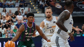 MURCIA, 22/09/2024.- Kameron Taylor (i), del Unicaja Málaga, ante Musa (d), del Real Madrid durante la Final de la Supercopa Endesa 2024 disputada este domingo en el Palacio de los Deportes de Murcia. EFE/Juan Carlos Caval