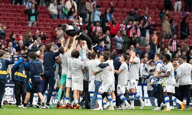 El entrenador de la Real Sociedad, Imanol, es manteado por sus jugadores para celebrar la clasificación para la Champions League. 