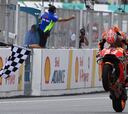 Márquez aguanta el arreón de Rossi y Honda gana el Mundial