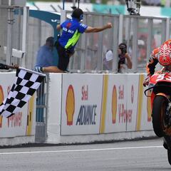 Márquez aguanta el arreón de Rossi y Honda gana el Mundial