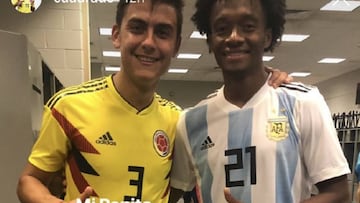 Juan Guillermo Cuadrado cambi&oacute; camiseta con su compa&ntilde;ero de Juventus, Paulo Dybala, en el amistoso que la Selecci&oacute;n Colombia disput&oacute; contra Argentina.