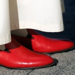 ¿Por qué el papa Francisco no usa zapatos rojos como los anteriores pontífices del Vaticano?