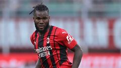 MILÁN, ITALIA - 12 DE SEPTIEMBRE: Franck Kessie del AC Milan durante el partido de Serie A entre el AC Milan y el SS Lazio en el Stadio Giuseppe Meazza el 12 de septiembre de 2021 en Milán, Italia.