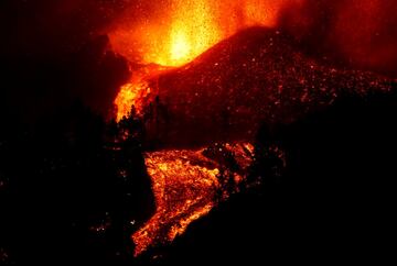  La erupción volcánica ayer (domingo 18) en los alrededores de Las Manchas, en El Paso (La Palma), después de que el complejo de la Cumbre Vieja acumulara miles de terremotos en la última semana, conforme el magma iba presionando el subsuelo en su ascenso. Las autoridades habían comenzado horas antes evacuar a las personas con problemas de movilidad en cuatro municipios.