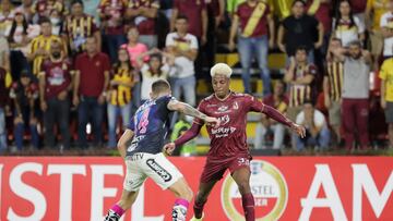 AME6861. IBAGUÉ (COLOMBIA), 04/05/2022.- Jeison Lucumí (d) del Tolima disputa el balón con Mateo Carabajal de Independiente del Valle, durante un partido del Grupo D de la Copa Libertadores disputado en el estadio Manuel Murillo Toro, en Ibagué (Colombia). EFE/ Carlos Ortega
