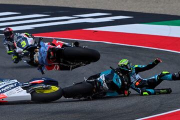 La carrera de Moto2 en el GP de Italia comenzó siendo accidentada. En la primera curva del circuito de Mugello, Fermín Aldeguer se fue al suelo protagonizando un strike con el que se llevó puesto a Jeremy Alcoba y Darryn Binder. Ninguno de los tres pudo regresar a pista y acabaron antes de tiempo. El murciano no fue sancionado.