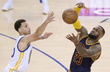 El jugador de los Cavaliers LeBron James y Stephen Curry, de los Warriors,  durante el quinto partido de la serie final de la NBA